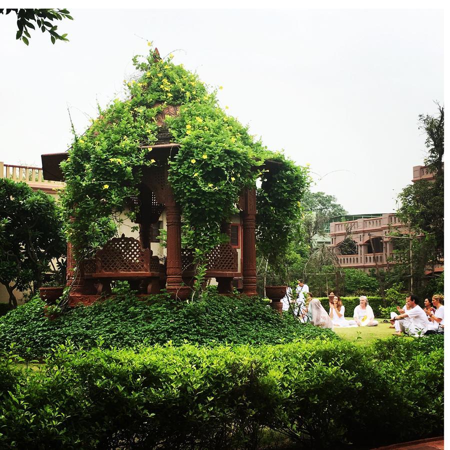 Mvt Guesthouse & Restaurant Vrindāvan Buitenkant foto